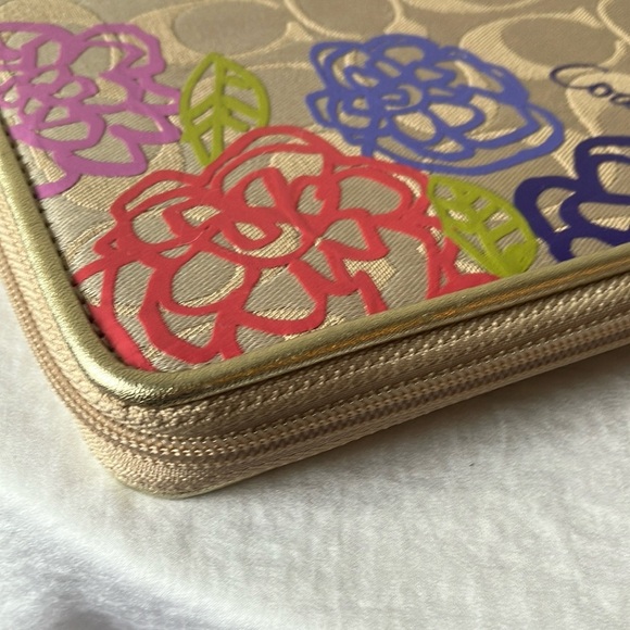 Coach: Floral Print Zip Reader Holder- Gold Tone - Picture 13 of 16